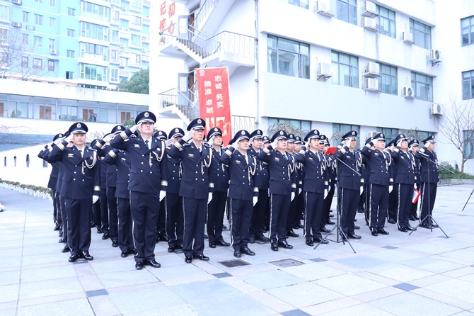 分局举行“中国人民警察节”升警旗仪式暨民警荣退仪式