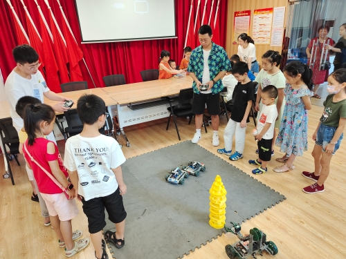 科技强国 未来有我  水岸心境社区开展暑期VEX机器人编程公益课