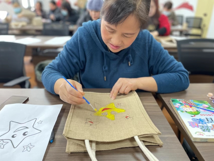 西成社区开展手绘帆布包活动